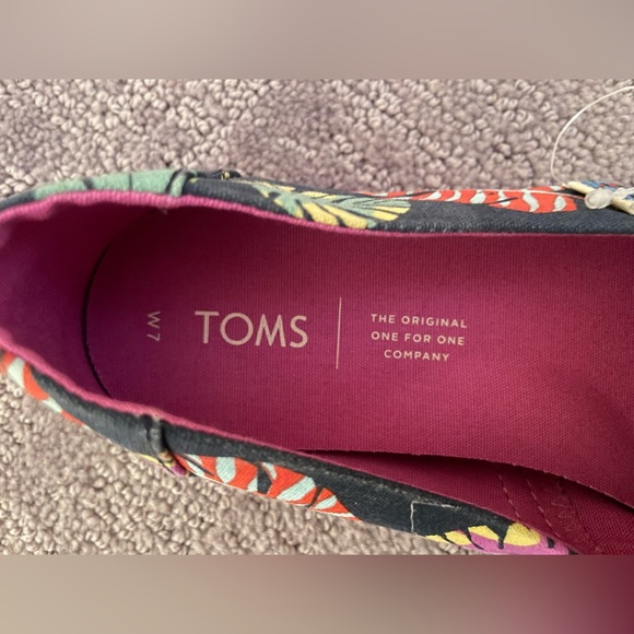 Women’s Toms size 7 - Picture 2 of 2